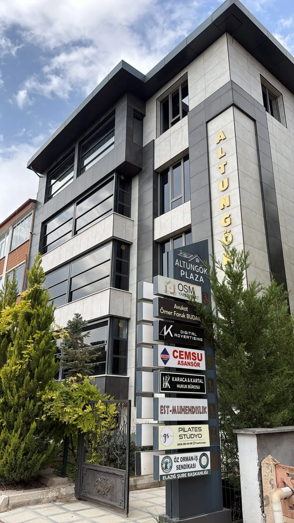 Bilgi Hukuk & Arabuluculuk bürosunun bulunduğu ALTUNGÖK Plaza’nın dış cephesi ve Ömer Faruk Budak tabelası.