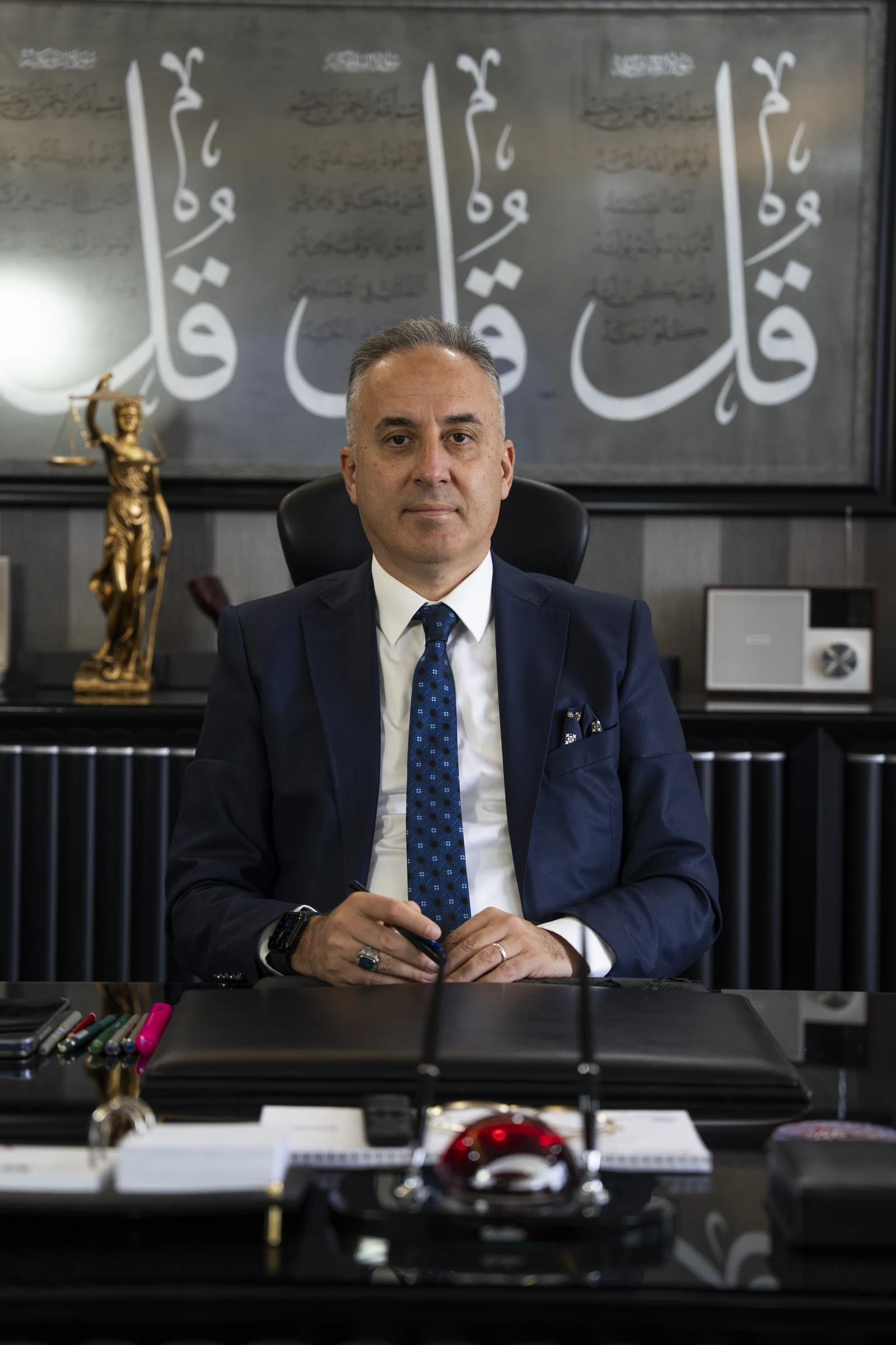Avukat Ömer Faruk Budak, Bilgi Hukuk bürosundaki çalışma masasında.