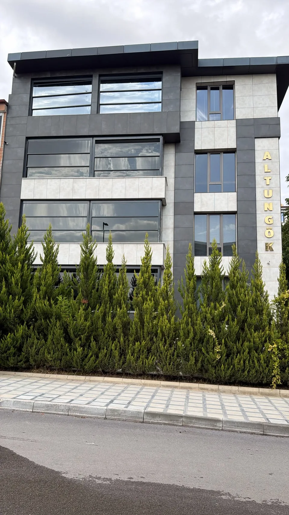 Bilgi Hukuk & Arabuluculuk bürosunun bulunduğu ALTUNGÖK Plaza’nın ön cephesi, pencereleri ve önündeki yeşil bitkiler.