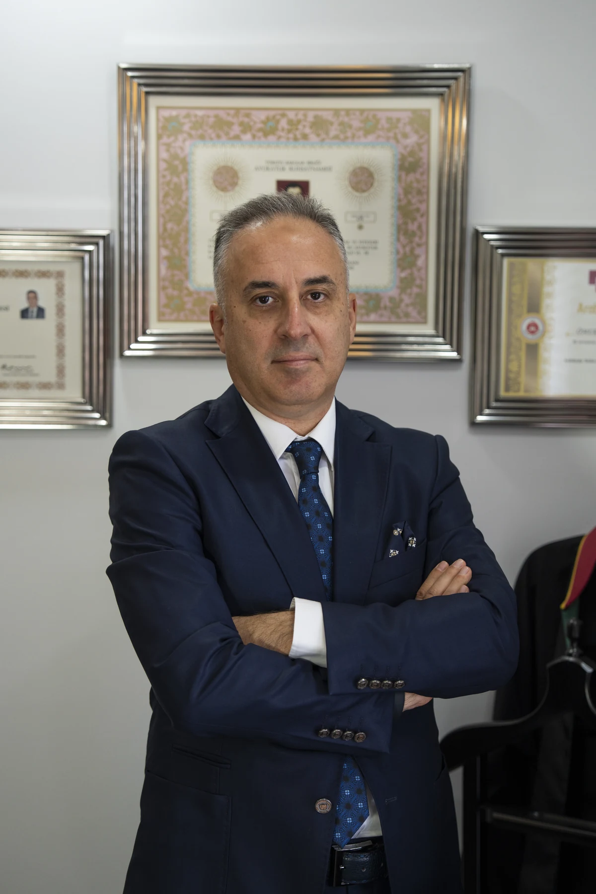 Avukat ve Uzman Arabulucu Ömer Faruk Budak’ın büroda ayakta çekilmiş portresi.