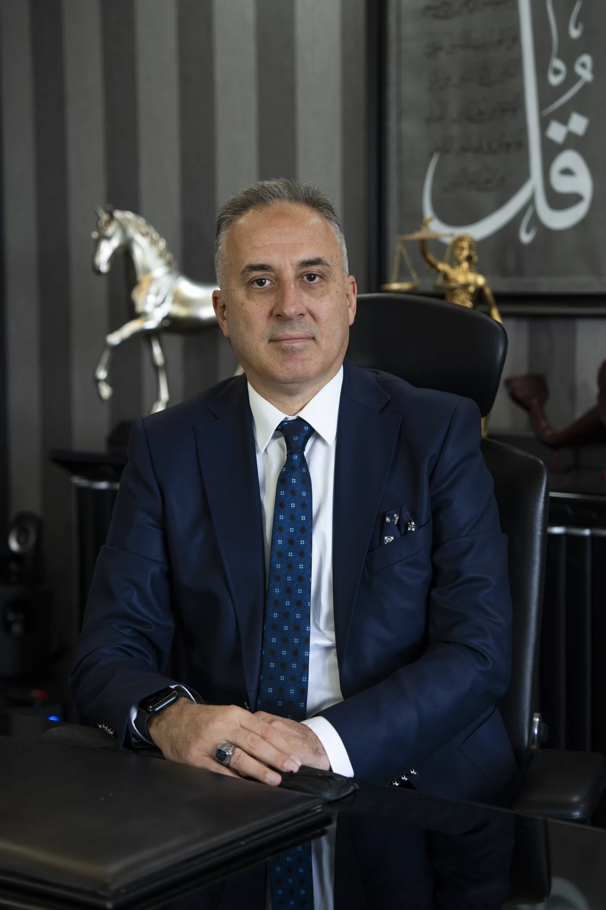 Avukat ve Uzman Arabulucu Ömer Faruk Budak’ın Bilgi Hukuk bürosundaki portresi.